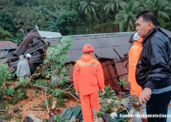 Tampak Bupati Natuna bersama tim gabungan tanggap bencana sedang melakukan pencarian korban longsor di Desa Pangkalan, Serasan (foto : Dok. Diskominfo Natuna)