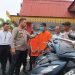 Dua Pelaku Curanmor saat Menunjukan Cara Memereteli Sepeda Motor Korban, foto: Mael/detak.media