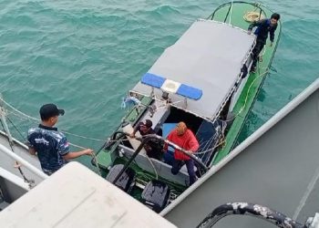 Personel KRI Sigalu 857 saat Mengevakuasi Awak Kapal Perikanan Malaysia, foto: ist