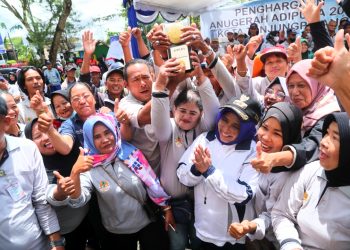 Wali Kota Tanjungpinang, Rahma saat foto bersama dengan petugas kebersihan sembari mengangkat piala Adipura, foto: doc/Prokompim/detak.media