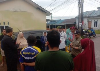 Wali Kota Tanjungpinang saat meninjau rumah warga yang terkena musibah tanah longsor, foto: doc/Prokompim/detak.media