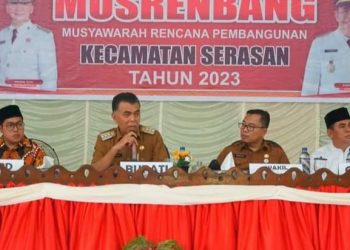 Bupati Natuna (tengah) didampingi Wakil Ketua I DPRD Natuna (kiri) saat membuka Musrenbang Kecamatan Serasan (foto : ist)