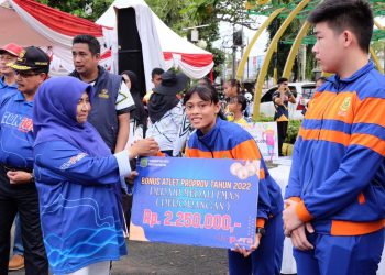 Wali Kota Tanjungpinang, Rahma saat menyerahkan bonus untuk Atlit Berprestasi yang mengikuti Porprov Kepri tahun lalu, foto: doc/Prokompim/detak.media