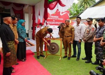 Tampak Anggota DPRD Natuna, Andes Putra (kemeja panjang), menyaksikan Pemukulan gong oleh Bupati Natuna saat peresmian Kecamatan Pulau Panjang (foto : ist)