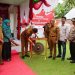 Tampak Anggota DPRD Natuna, Andes Putra (kemeja panjang), menyaksikan Pemukulan gong oleh Bupati Natuna saat peresmian Kecamatan Pulau Panjang (foto : ist)