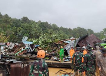 Tim Siaga Bencana Longsor saat Mencari Korban Tanah Longsor di Kecamatan Serasan Natuna, foto: ist/dok.diskominfo Kepri