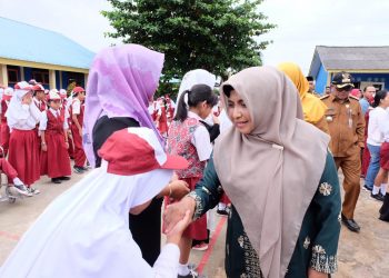 Wali Kota Tanjungpinang, Rahma saat menyalami siswa SD, foto: doc/Prokompim/detak.media