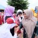 Wali Kota Tanjungpinang, Rahma saat menyalami siswa SD, foto: doc/Prokompim/detak.media