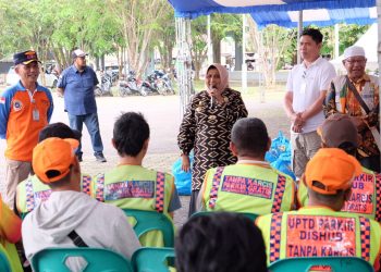 Wali Kota Tanjungpinang, Rahma saat membagikan bantuan kepada juru parkir, foto: ist/doc/prokompim/detak.media