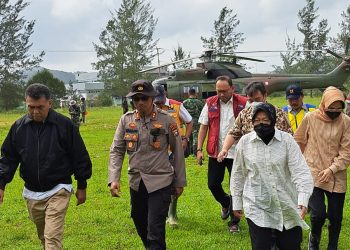 Tampak Menteri Sosial RI Tri Rismaharini tiba di Pulau Serasan Menggunakan Helikopter di sambut oleh Bupati Natuna (kiri) dan Polres Natuna (foto : ist)