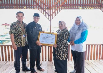 Wali Kota Tanjungpinang, Rahma saat menerima penghargaan dari BPMP Kepri, foto: doc/prokom/detak.media