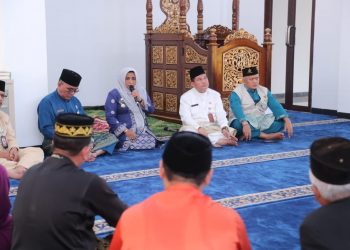 Wali Kota Tanjungpinang, Rahma saat menyerahkan bantuan kepada perwakilan Ikatan Keluarga Serasan, foto: doc/prokom/detak.media