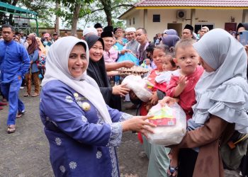 Wali Kota Tanjungpinang, Rahma saat menyerahkan Zakat Profesi ASN Pemko, foto: ist/doc/prokompim/detak.media