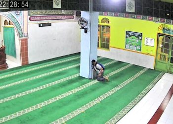 Rekaman CCTV Memperlihatkan Aksi Pelaku Bobol Kotak Amal di Masjid Al-Istiqomah Tanjungpinang, foto: ist