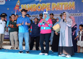 Wali Kota Tanjungpinang, Rahma saat membagikan doorprize, foto: doc.prokompim/Detak.media