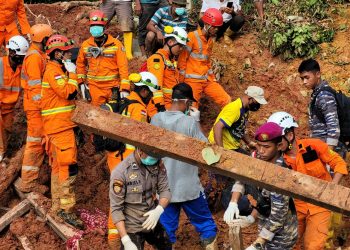 Petugas Gabungan saat Mencari Korban Tanah Longsor di Pulau Serasan, Kabupaten Natuna, foto: ist