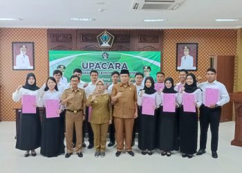 Bupati Blitar Mak Rini saat berfoto bersama setelah berikan SK Bupati ke CPNS, foto: Dani ES/detak.media