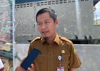 Sekda Tanjungpinang, Zulhidayat saat diwawancarai, foto: Mael/detak.media