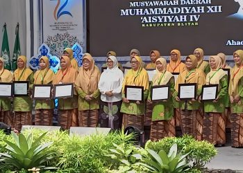 Bupati Blitar saat foto bersama dengan peserta Musyda Muhammadiyah dan Asyiyah, foto: Dani ES/detak.media