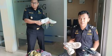 Petugas Bea Cukai Tanjungpinang saat Membongkar Ballpres Hasil Penegahan, foto: Mael/detak.media