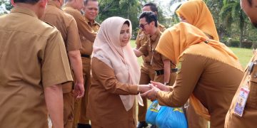 Wali Kota Tanjungpinang, Rahma saat membagikan sembako kepada Para Honorer, foto: doc.prokomopim/detak.media