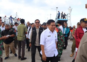 Sekjen Kemendagri Suhajar Diantoro (depan) saat tiba di Pelabuhan Serasan, Rabu, 22 Maret 2023 (foto : ist)