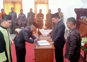 Penandatanganan berkas oleh Junaidi usai ditetapkan sebagai anggota DPRD Natuna (foto : ist)