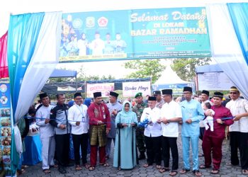 Wali Kota Tanjungpinang, Rahma saat meresmikan bazar Ramadhan Kelurahan Air Raja, foto: doc.diskominfo/detak.media