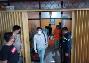 Polisi saat Mengevakuasi Korban untuk Dibawa ke Rumah Sakit Terdekat, foto: Mael/detak.media