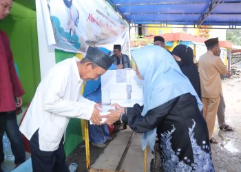 Wali Kota Tanjungpinang, Rahma saat membagikan nasi kotak dan Takjil untuk warga Kampung Melayu, foto: doc.prokompim/detak.media