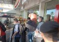 Penyidik KPK saat Memasukan Koper hasil Geledah Kantor BP Tanjungpinang, foto: Mael/detak.media