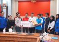 Penyerahan bantuan kepada BPBD Natuna untuk korban longsor di Serasan, dan disaksikan langsung oleh Bupati Natuna, Wan Siswandi (tengah),   foto : ist