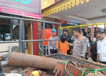 Pelaku Diky saat Menunjukan Barang Hasil Curian dari Gudang Sekolah Mengemudi LPK Puri, foto: Mael/detak.media