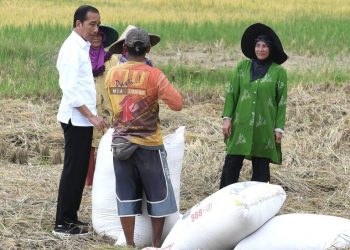 Presiden Jokowi berbincang dengan para petani ketika melintasi Jalan Lingkar Baru Soreang, Jawa Barat, Senin (06/03/2023). (Foto: BPMI Setpres/Kris)