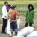 Presiden Jokowi berbincang dengan para petani ketika melintasi Jalan Lingkar Baru Soreang, Jawa Barat, Senin (06/03/2023). (Foto: BPMI Setpres/Kris)