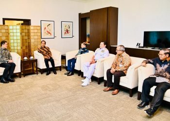 Presiden Jokowi didampingi Sekretaris Kabinet Pramono Anung tiba di Bandara Internasional Changi, Singapura, Kamis (16/03/2023). (Foto: BPMI Setpres/Laily Rachev)