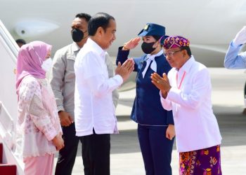 Presiden Jokowi dan Ibu Iriana tiba di Bandara Internasional I Gusti Ngurah Rai, Kabupaten Badung, Senin (13/03/2023) disambut oleh Gubernur Bali I Wayan Koster beserta istri. (Foto: BPMI Setpres/Muchlis Jr)