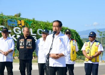 Presiden Jokowi meresmikan Jalan Akses Labuan Bajo-Golo Mori, Kabupaten Manggarai Barat, NTT, pada Selasa (14/03/2023). (Foto: BPMI Setpres/Muchlis Jr)