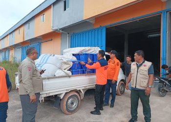 Petugas BPBD Kepri saat Hendak Mengirimkan Bantuan Logistik ke Kecamatan Serasan Natuna, foto: Mael/detak.media