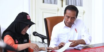 Presiden Jokowi mengikuti proses coklit data pemilih pemilihan umum (Pemilu) 2024, di Istana Merdeka, Jakarta, Selasa (14/03/2023) sore. (Foto: BPMI Setpres)