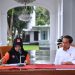 Presiden Jokowi mengikuti proses coklit data pemilih pemilihan umum (Pemilu) 2024, di Istana Merdeka, Jakarta, Selasa (14/03/2023) sore. (Foto: BPMI Setpres)