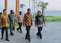 Presiden Jokowi didampingi Seskab Pramono Anung sebelum bertolak ke Singapura, Kamis (16/03/2023). (Foto: BPMI Setpres/Laily Rachev)