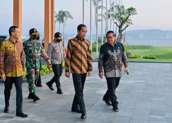 Presiden Jokowi didampingi Seskab Pramono Anung sebelum bertolak ke Singapura, Kamis (16/03/2023). (Foto: BPMI Setpres/Laily Rachev)