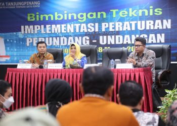 Wali Kota Tanjungpinang, Rahma bersama Kepala DPMPTSP Tanjungpinang, Adi Firmansyah dan narasumber saat pelaksanaan Bimbingan Teknis implementasi peraturan perundang-undangan dalam peningkatan kapasitas pelayanan publik, foto: doc.prokompim/detak.media