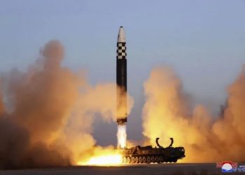 Rudal balistik antarbenua Hwasong-17 diluncurkan dari Bandara Internasional Pyongyang pada 16 Maret 2023. (KCNA/Kyodo)