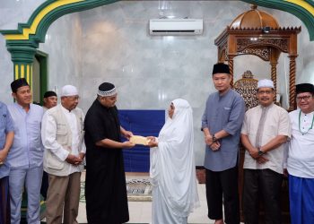 Wali Kota Tanjungpinang, Rahma saat menyerahkan bantuan untuk masjid, foto: doc.prokompim/detak.media