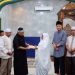 Wali Kota Tanjungpinang, Rahma saat menyerahkan bantuan untuk masjid, foto: doc.prokompim/detak.media