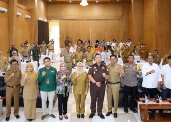 Bupati Blitar Rini Syarifah saat berfoto bersama dengan segenap anggota TPID, foto: Dani ES/detak.media