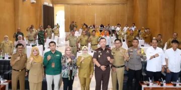 Bupati Blitar Rini Syarifah saat berfoto bersama dengan segenap anggota TPID, foto: Dani ES/detak.media