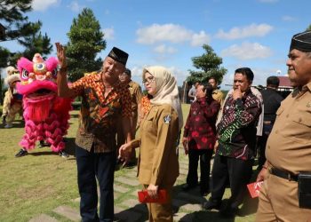 Bupati Blitar Rini Syarifah saat melihat suasana sekitar tempat wisata Puncak Sekawan, foto: Dani ES/detak.media